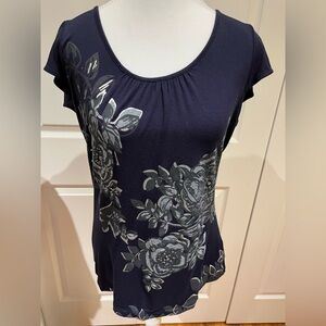 Navy blue scoop neck T-shirt with silver/gray print